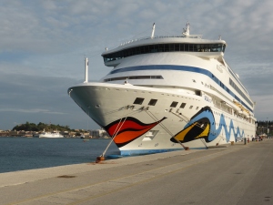 2017 fahren wir auf der AIDA durch die Ostsee. Im Bild: das Kreuzfahrtschiff bei unserer 2015er-Fahrt im Hafen von Korfu. Foto: Lars Friedrich